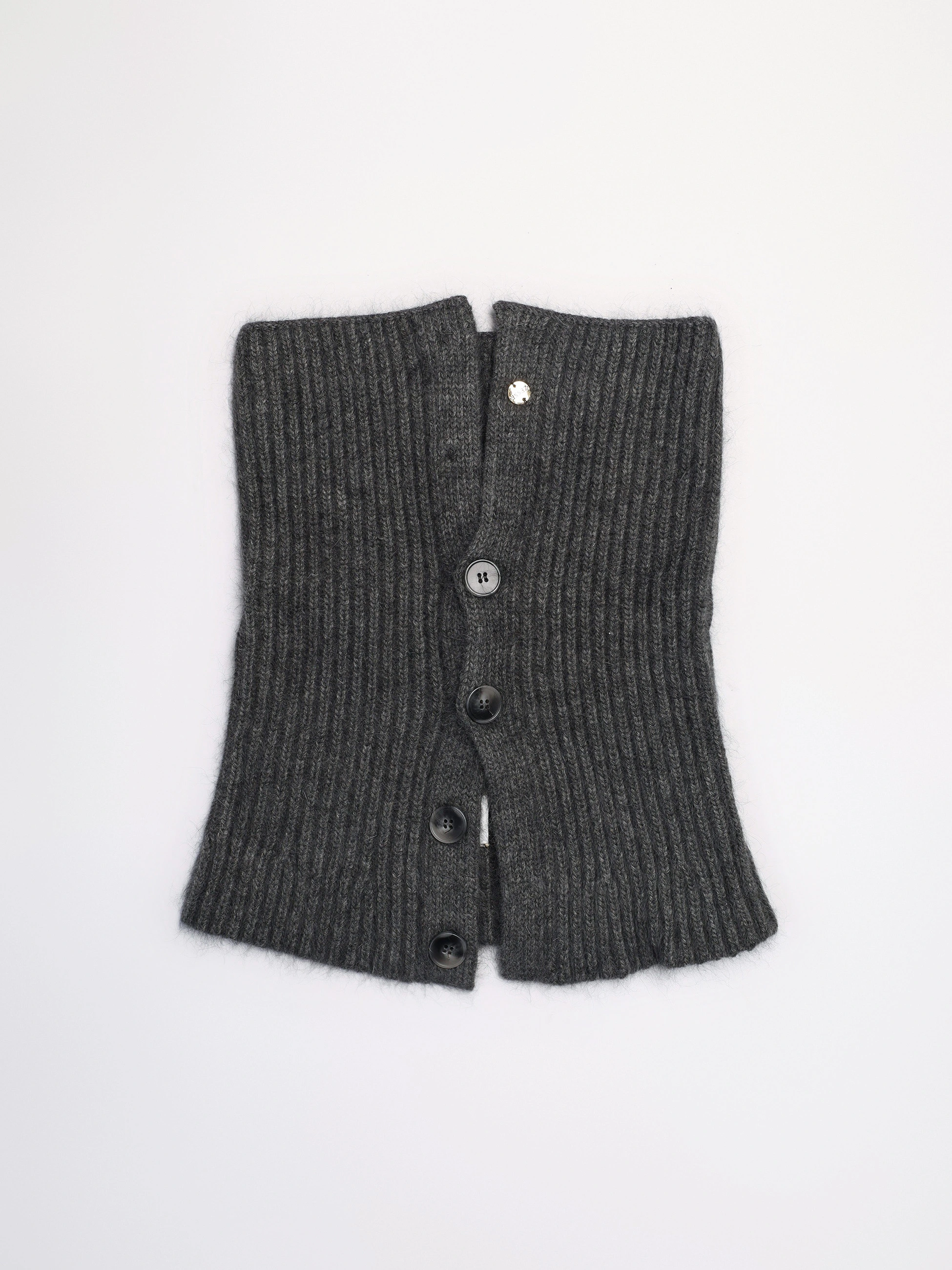 Шарф-манишка на пуговицах с декоративной нашивкой в ассортименте